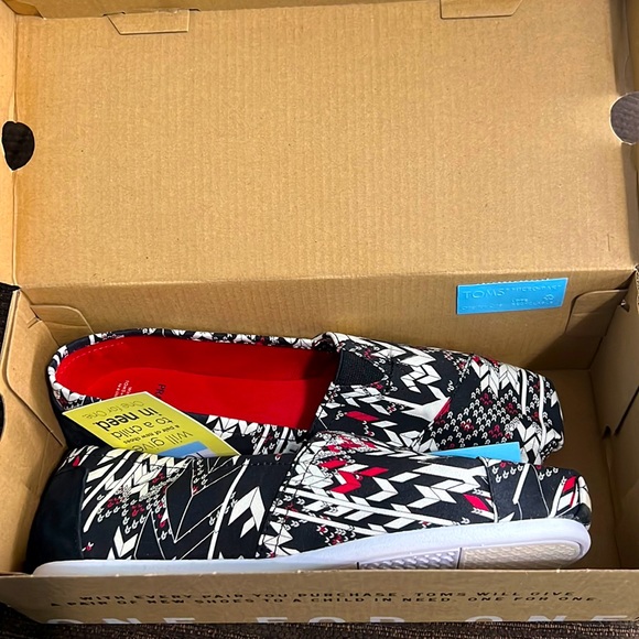 Toms Shoes - NWT Toms Shoes. Size 9